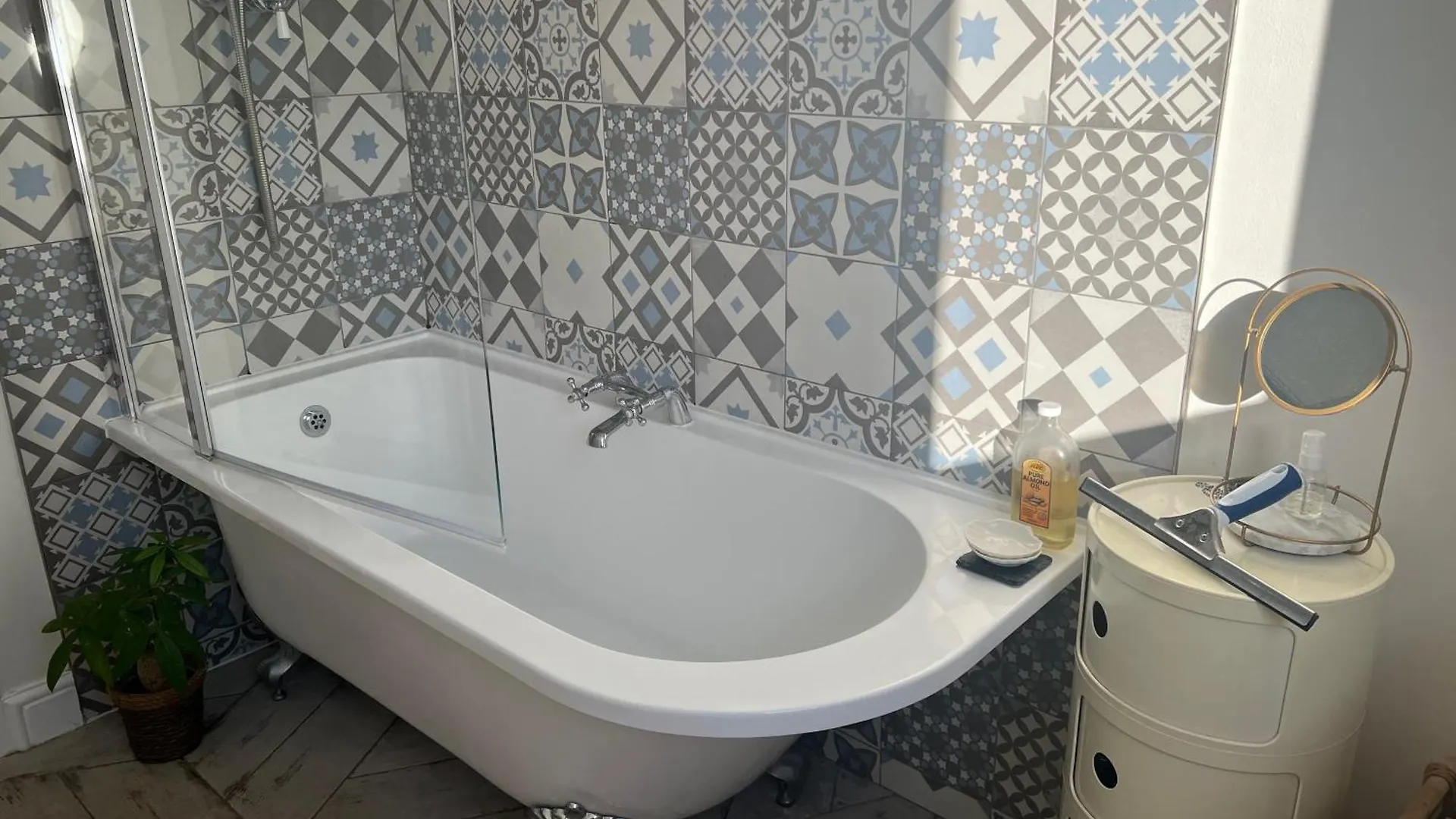 Ilford Tiny Jewel Apartment